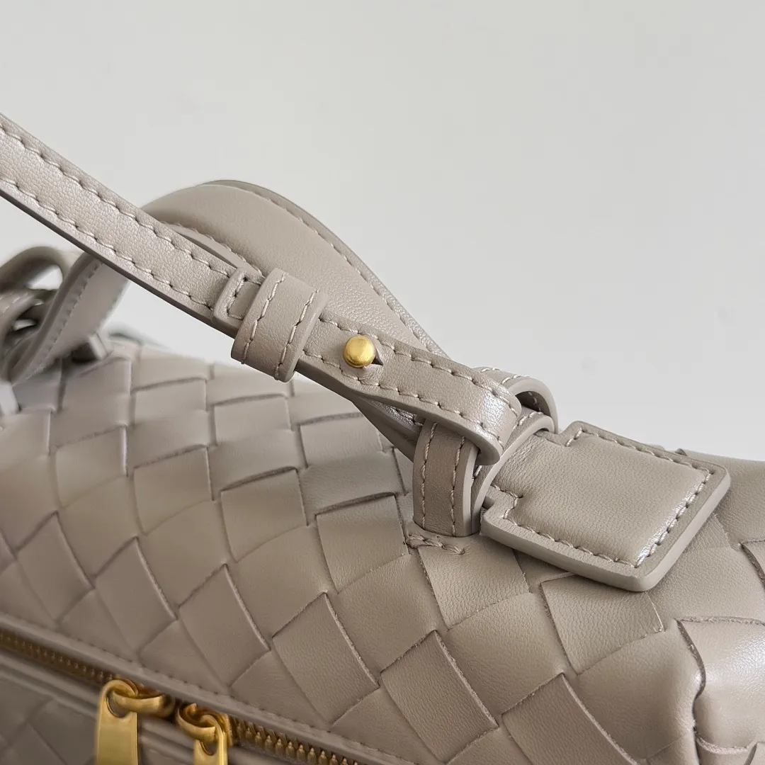 Batch 1360 Bottega Veneta suede series 25 autumn and winter braided zipper crossbody bag. A crossbody bag that can be used as a cosmetic bag. Exquisite weaving and compact body are an indispensable outfit embellishment for the upcoming winter. The double zipper also better protects the bag. It has a large capacity. If you like it, don’t miss it. Style number: 789109 Size: 22*12.5*5cm